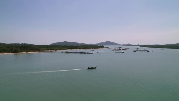 Thai Longtail Hajó Motorozás Türkiz Kék Víz Partjainál Kókusz Sziget — Stock videók