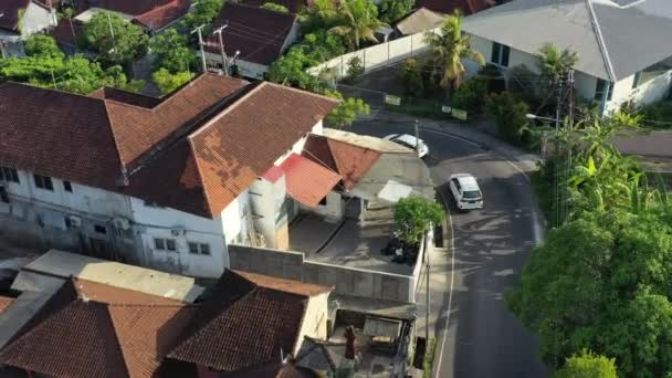 Verkehr Biegt Bali Indonesien Bei Sonnenuntergang Die Ecke Von Oben — Stockvideo