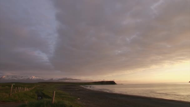 Morgonljus Midsommar Vid Strandlinjen Norra Island Några Moln Bergskedja Med — Stockvideo