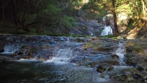 Вид Водопад Пинчо Амон Неузнаваемые Туристы Заднем Плане Статический — стоковое видео