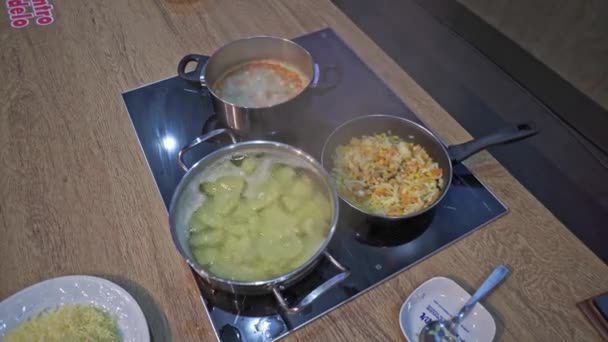 Drei Pfannen Kochen Gleichzeitig Auf Einem Glaskeramik Herd — Stockvideo