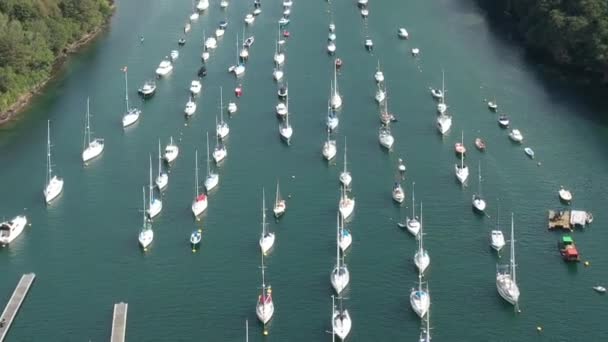 Brett Flygfoto Över Förtöjda Båtar Floden Fowey Cornwall Storbritannien — Stockvideo