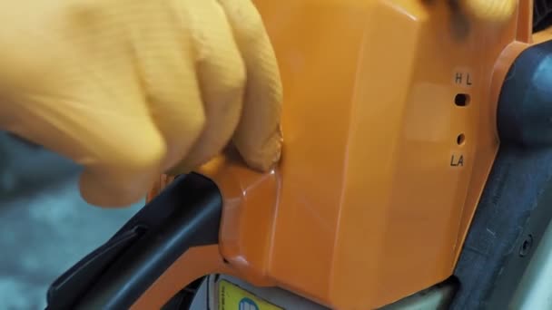 Closeup Mechanic Disabling Brushcutter Repair Filter Maintenance — ストック動画