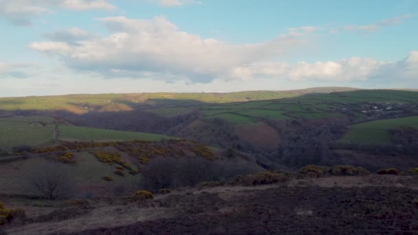 Panning Shot Moorland Green Fields Met Wolken Heldere Blauwe Lucht — Stockvideo