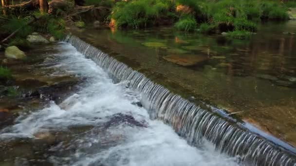 Statischer Blick Auf Den Ruhigen Fluss Kleinen Plätschernden Wasserfall Sonnenuntergang — Stockvideo