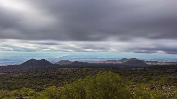 Mörka Moln Rör Sig Över Fälten Runt Berget Etna Italien — Stockvideo