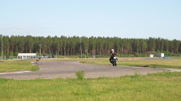 高速道路の競馬場のオートバイのより広い半径のコーナリング — ストック動画