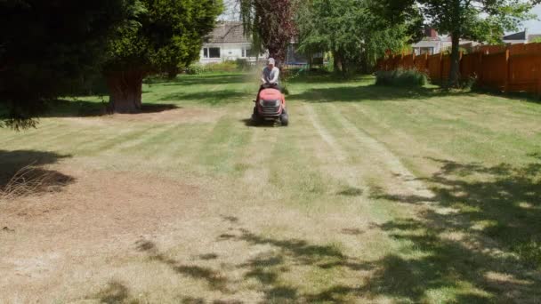 Cutting Grass Lawn Mower Garden Man Using Sit Ride Tractor — Wideo stockowe