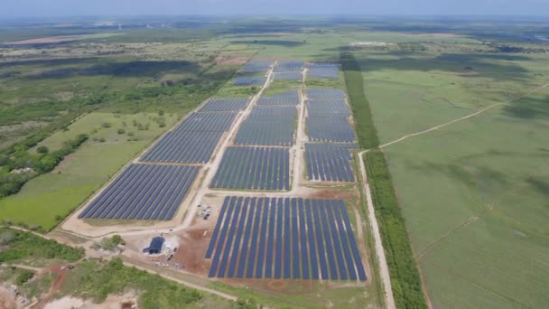 ドミニカ共和国のサン ペドロ マコーリスのエル ソコ太陽光発電公園の高角度の空中ドローンのPov — ストック動画