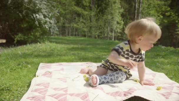 Heartbreaking Lövés Egy Aranyos Gyermek Lábát Gipsz Próbál Mozogni — Stock videók