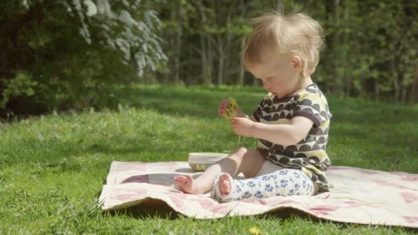 Broken Bones Super Cute Toddler Broken Leg Plays Flowers Garden — Vídeo de Stock