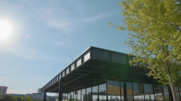 Pohled Exteriéru Nové Národní Galerie Berlíně Skateboardistou Terase — Stock video