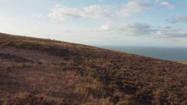 Aerial Tracking Shot Sunset Moorland Lovely Blue Sky Beautiful Sea — Stok Video