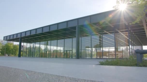 Güneşli Bir Günde Berlin Neue Nationalgalerisinin Güzel Mimarisi — Stok video
