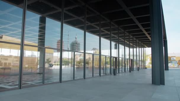 Große Glasfenster Der Neuen Nationalgalerie Berlin Mit Spiegelungen — Stockvideo