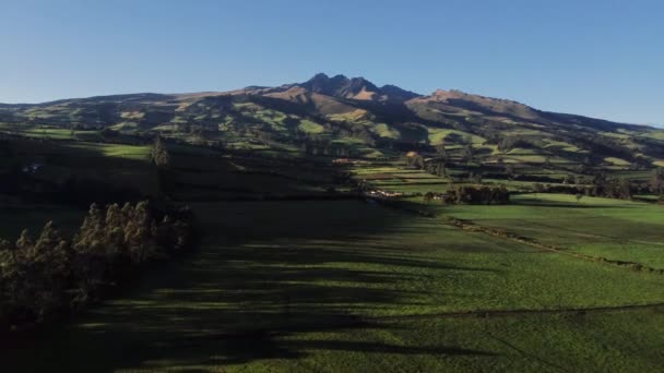 Drone Vliegt Naar Atacaso Vulkaan Ecuador — Stockvideo