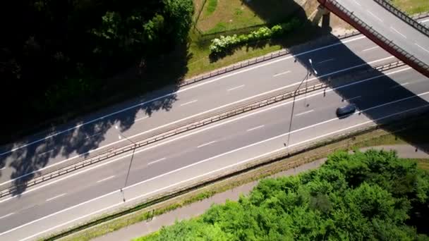 Letecký Pohled Auta Jedoucí Dálnici Mostem Nad Hlavou Jasného Slunečného — Stock video