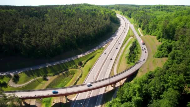 Samochody Jadące Wzniesieniu Autostrady Autostrady Pomiędzy Gęstym Lasem Gdyni Antena — Wideo stockowe