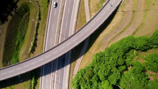 Aerial Top View Vehicles Running Highway Crossing Overpass Bright Sunny — Vídeos de Stock