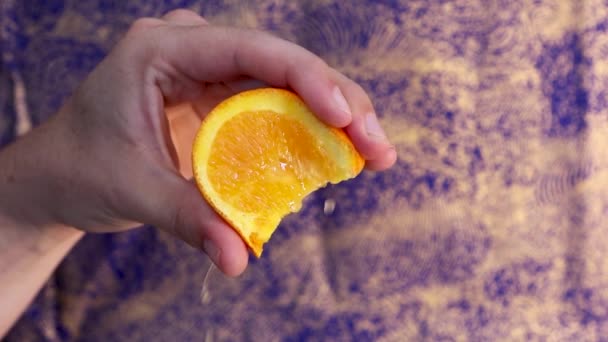 Squeezing Piece Orange Get Orange Juice Out Hand Giving Maximum — Vídeo de Stock