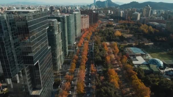 Letecký Pohled Araucano Park Podzimních Barvách Panoramatem Santiaga Chile — Stock video