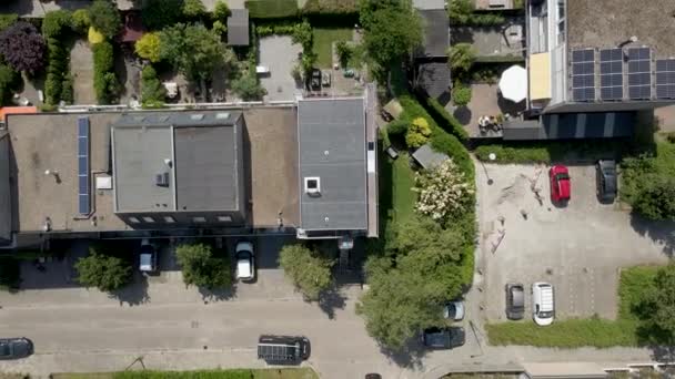 Top Jib Eines Friedlichen Vorortviertels Dächer Mit Sonnenkollektoren Ruhige Straßen — Stockvideo