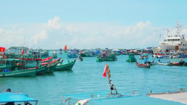 Foto Aérea Barco Pesquero Navegando Puerto Viretnam Barcos Pescadores Tradicionales — Vídeos de Stock