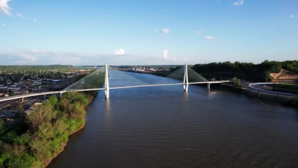 Aerial Ironton Russell Bridge Ohio River Ironton Ohio Spinning Shot — Αρχείο Βίντεο