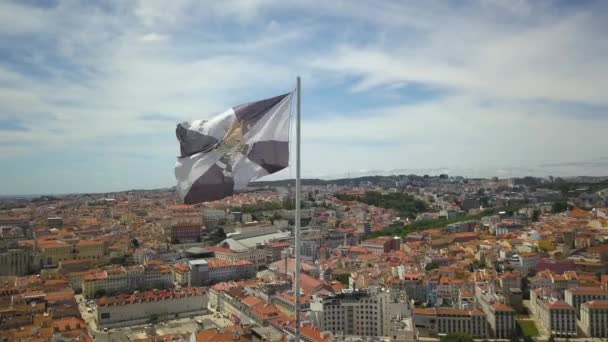 圣豪尔赫 城堡是摩尔人的城堡 占领制高点的山顶上 俯瞰历史中心的葡萄牙里斯本市和塔霍河 — 图库视频影像