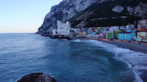 Katalan Körfezi Ndeki Renkli Konutlar Cebelitarık Taki Deniz Seddi Ortaya — Stok video
