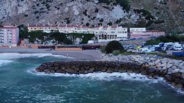 Παραλία Τυρκουάζ Συντριβή Κύματα Στο Θαλάσσιο Τείχος Στον Καταλανικό Κόλπο — Αρχείο Βίντεο