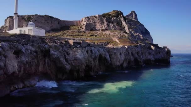 Waves Crashing Rocky Foreshore Europa Point Ibrahim Ibrahim Mosque Gibraltar — стоковое видео