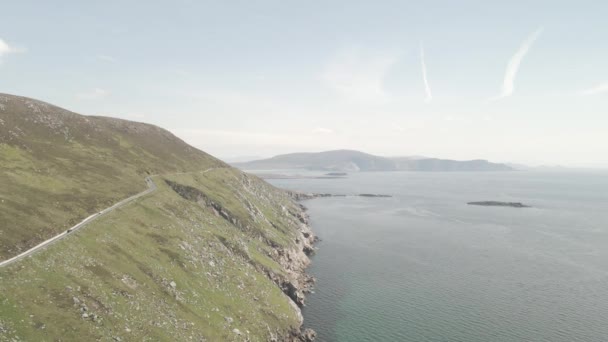 Cars Driving Narrow Road Cliff Achill Island Atlantic Ocean Ireland — Stockvideo