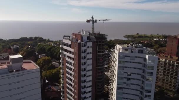 Vista Aérea Guindaste Topo Telhado Edifício Construção Mar Fundo Buenos — Vídeo de Stock