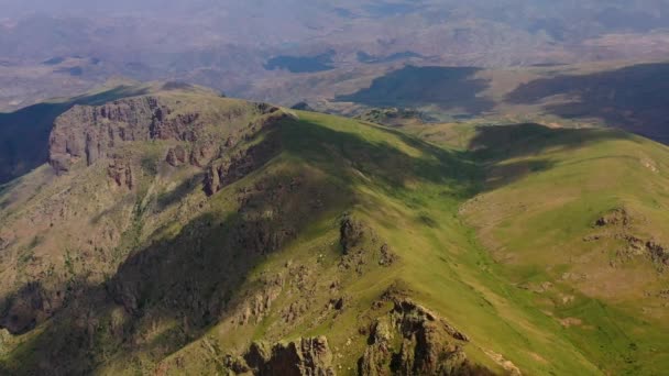 Vista Aérea Naturaleza Cruda Montañosa Soleado Día Verano Armenia Revés — Vídeo de stock