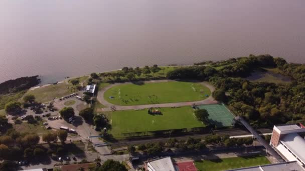 Menschen Beim Training Auf Dem Fußballplatz Ufer Des Rio Plata — Stockvideo