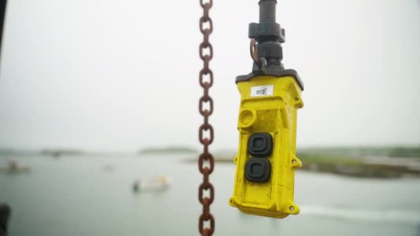 Elevador Mecânico Pescador Balançando Vento Marina Nova Inglaterra Corrente Pendurada — Vídeo de Stock