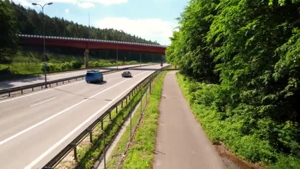 Cars Driving Highway Overpass Low Altitude Drone Shot — Video Stock