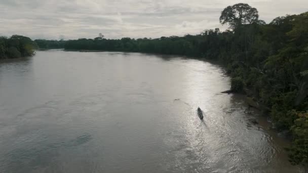 Panoramautsikt Över Amazonfloden Med Traditionell Segelbåt Solnedgången Flygdrönare Skjuten — Stockvideo