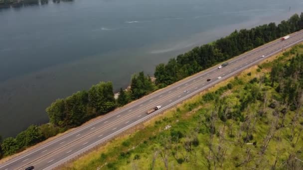 Drone Shot Cars Driving Highway Next Columbia River Portland Oregon — Stock videók