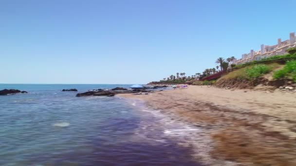 Aérea Moviéndose Lateralmente Una Playa Mediterránea — Vídeos de Stock