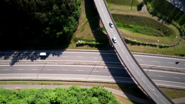 Provoz Dálnici Mostem Přes Silnice Moderní Venkovská Infrastruktura — Stock video