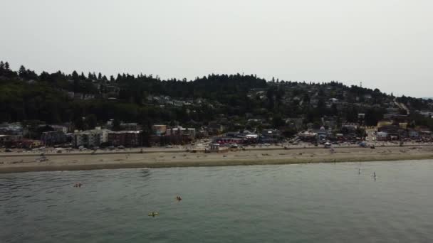 Drone Shot People Enjoying Beach Seattle Suburb Alki Smoky Day — Wideo stockowe