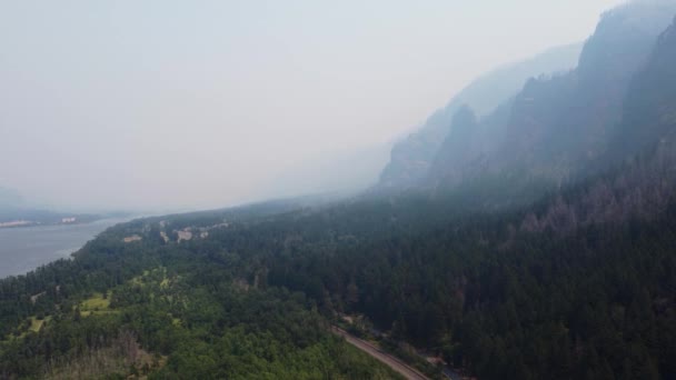 Zoom Out Drone Shot Contrasting Canyon River Columbia River Gorge — ストック動画