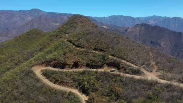 White Car Driving Downhill Dirt Road Backward Aerial — Vídeo de stock