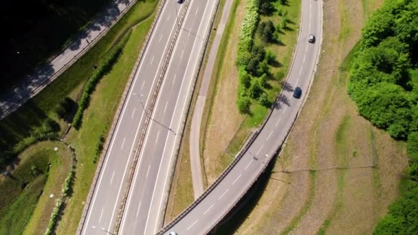 Hermosa Toma Arriba Abajo Coches Ocupados Que Conducen Sobre Paso — Vídeo de stock