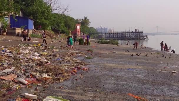 Voda Řeky Gangy Znečištěna Důsledku Vypouštění Odpadků Řeky — Stock video