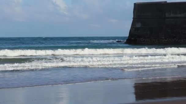 Castle Coast Castle Rock Beach Carcavelos Lisbon Waves Breaking Shore — Stockvideo