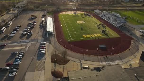 Atletas Corriendo Alrededor Pista Roosevelt High School Vista Órbita Aérea — Vídeos de Stock