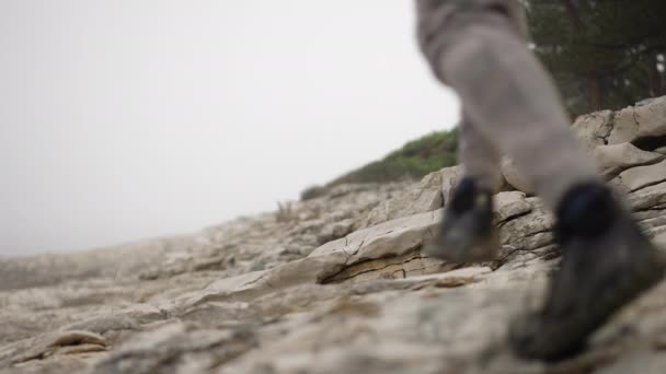 Male Hiker Outdoor Clothes Runs White Rocky Hill Slow Motion — Vídeo de stock